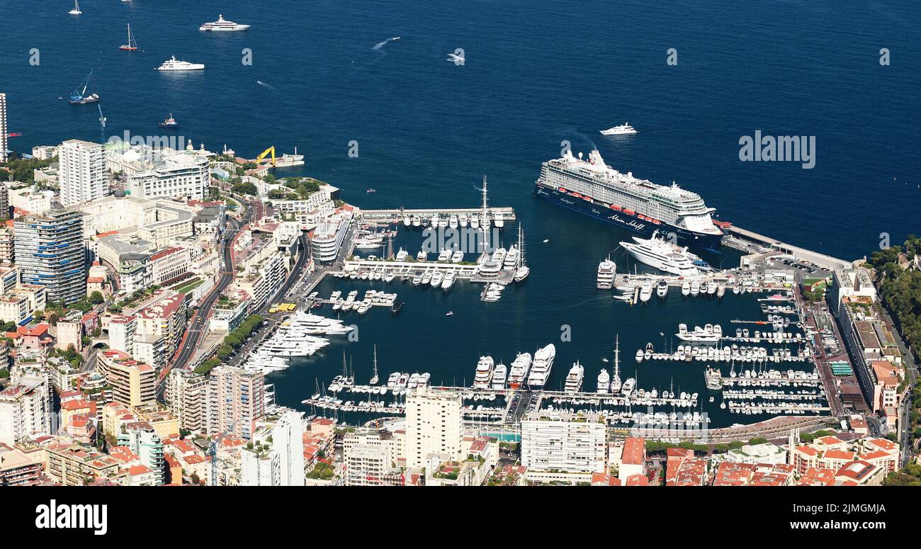 Vue aérienne du port Hercule de la Principauté de Monaco à la journée ensoleillée, Monte-Carlo, point de vue à la Turbie, Megaybateaux, beaucoup de Banque D'Images
