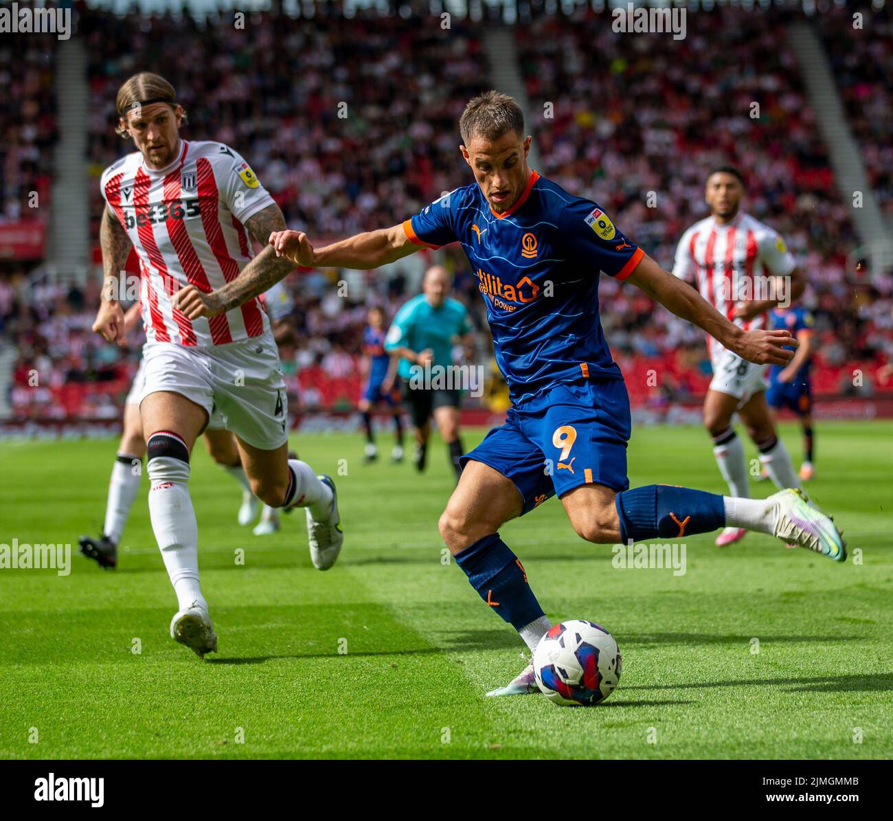 6th août 2022 ; Bet365 Stadium, Stoke, Staffordshire, Angleterre ; EFL Championship football, Stoke City versus Blackpool; Jerry Yates of Blackpool croise le ballon Credit: Action plus Sports Images/Alamy Live News Banque D'Images