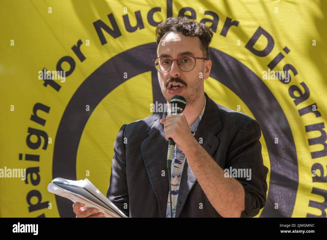 Londres, Royaume-Uni. 6 août 2022. Benali Hamdache, Parti Vert, parle lors de la cérémonie CND de Londres à la Cherry Tree d'Hiroshima sur la place Tavistock 77 ans après l'explosion de bombes atomiques sur Hiroshima et Nagaski, à la mémoire de plus de 350 000 personnes dans les villes tuées immédiatement ou dans les prochains mois. L'événement a également rappelé les survivants qui souffrent encore et a appelé le gouvernement britannique à mettre fin à son programme d'armes nucléaires, à mettre fin au stockage des armes nucléaires par les États-Unis au Royaume-Uni et à signer le traité de l'ONU interdisant les armes nucléaires. Peter Marshall/Alay Live News. Banque D'Images