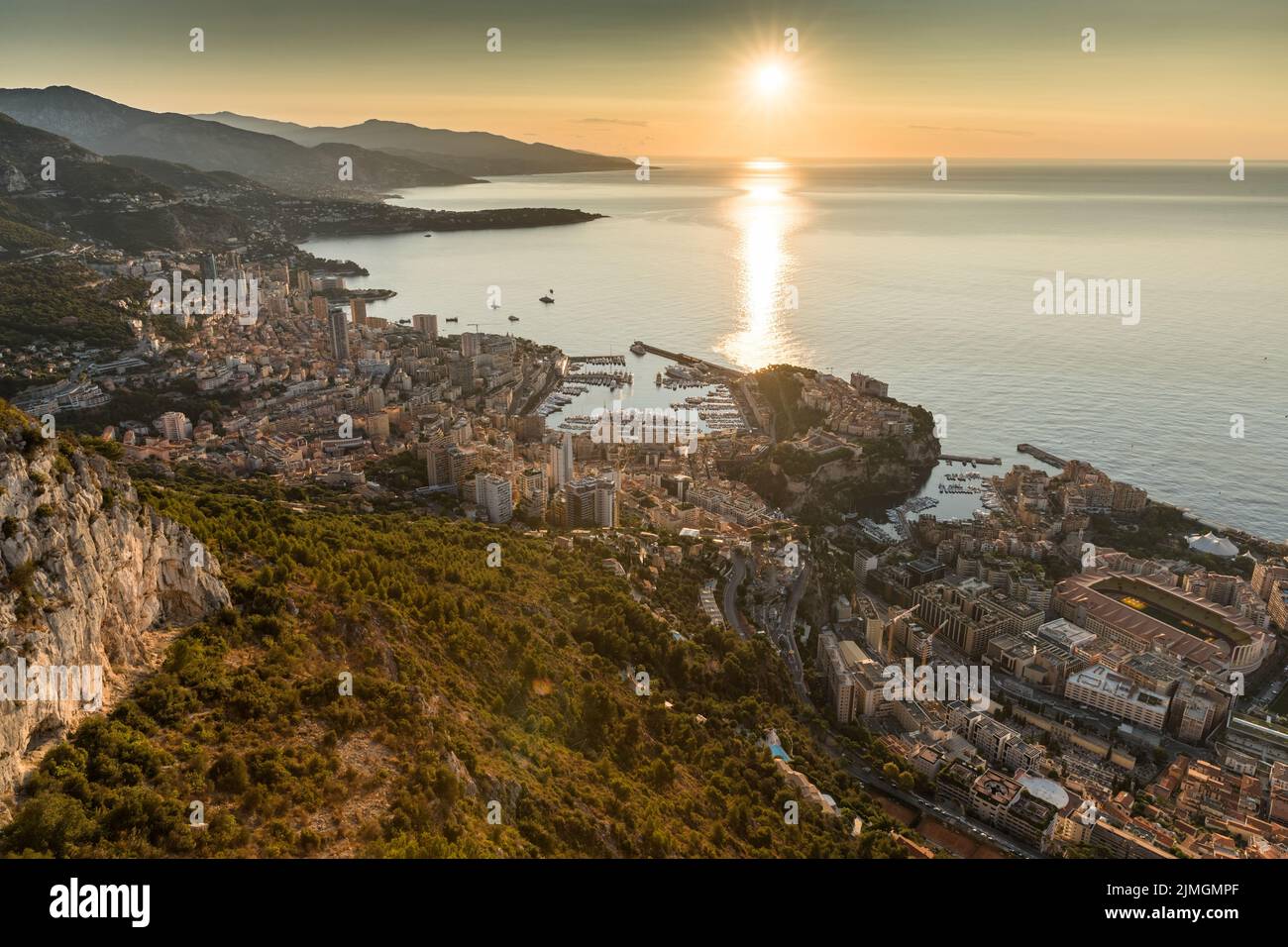 Vue aérienne de la Principauté de Monaco au lever du soleil, Monte-Carlo, vieille ville, point de vue à la Turbie le matin, port Hercule, P Banque D'Images