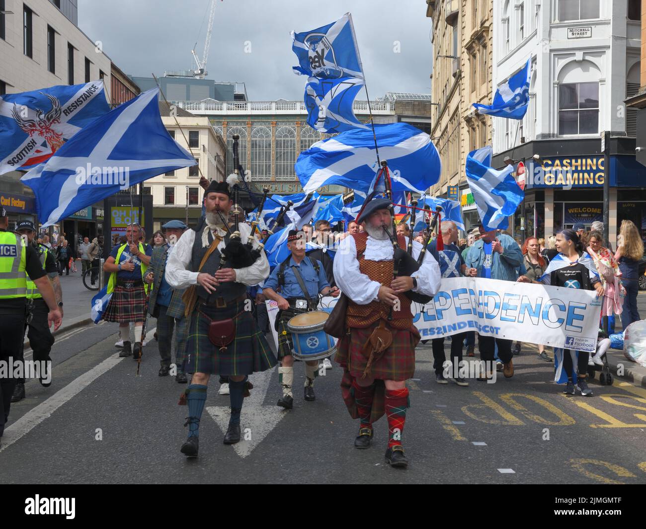 Glasgow, Écosse, Royaume-Uni. 6th, août 2022. Une marche pour l'indépendance passe le long de la rue Argyle à Glasgow. Banque D'Images