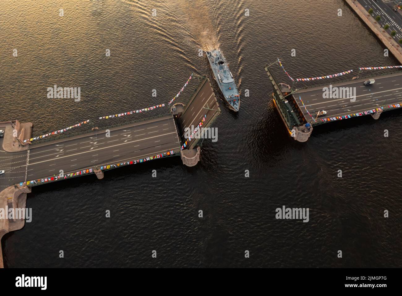 Paysage aérien de navire de guerre passe sous un pont-levis surélevé du Palais, vue de dessus, couleur noire de l'eau, la rivière Neva avant la Hol Banque D'Images