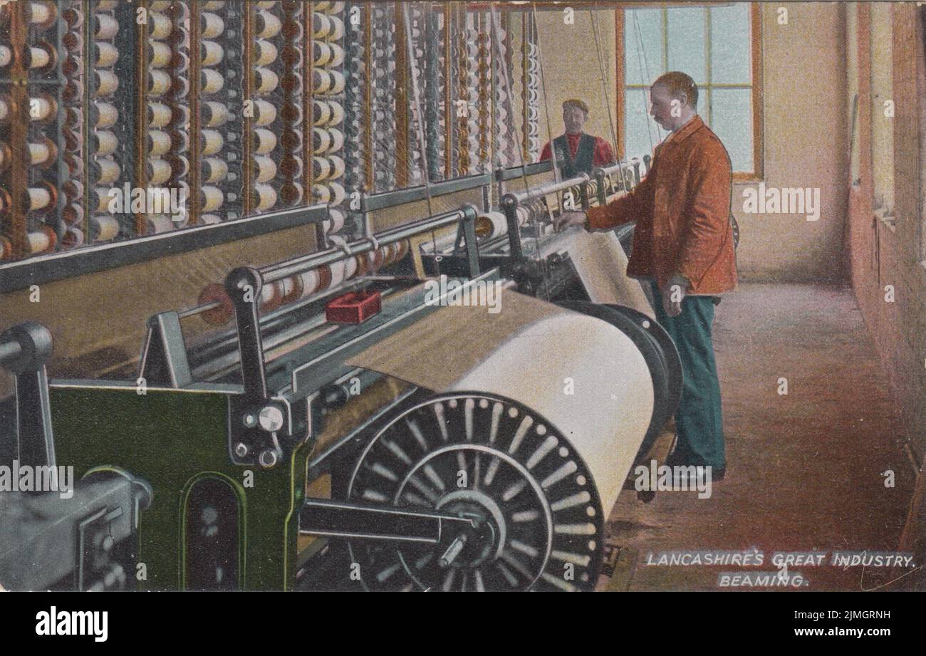 « La grande industrie du Lancashire : le beaming ». Carte postale du début du 20th siècle montrant deux hommes debout à une machine à mouler dans un moulin à coton du Lancashire Banque D'Images