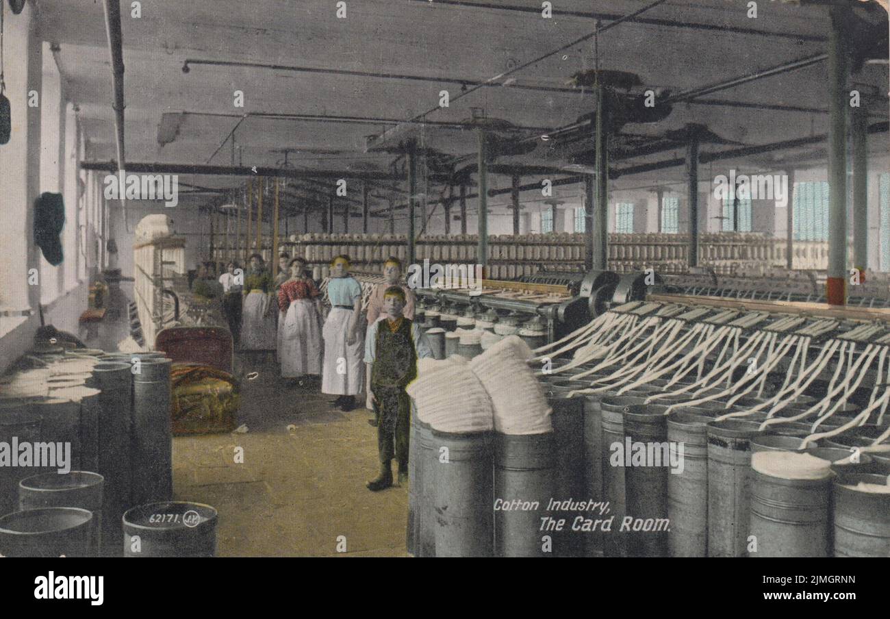 « L'industrie du coton : la salle des cartes » : carte postale du début du 20th siècle montrant des femmes et un garçon debout parmi les machines dans un moulin à coton du Lancashire Banque D'Images