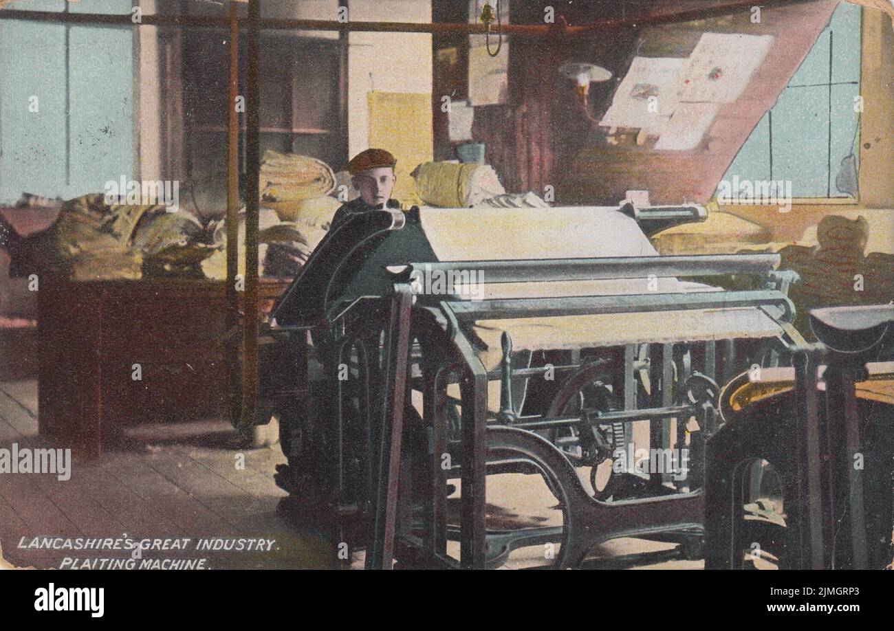 « La grande industrie du Lancashire : la machine à tresser. Carte postale du début du 20th siècle montrant un garçon debout sur une machine à tresser dans un moulin à coton du Lancashire Banque D'Images