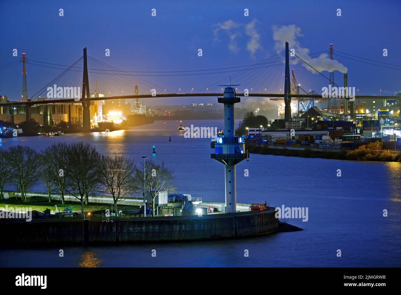 Tour radar avec indicateur de niveau d'eau devant le Koehlbrandbruecke dans la soirée, Hambourg Banque D'Images