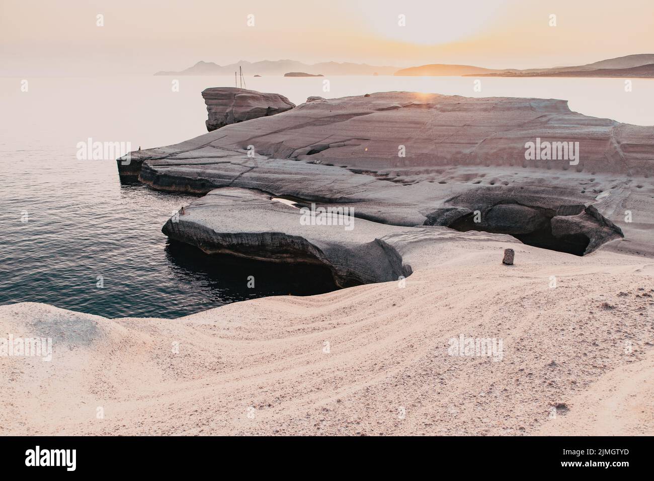 Dans les falaises de craie blanche, Sarakiniko île de Milos, Cyclades, Grèce Banque D'Images