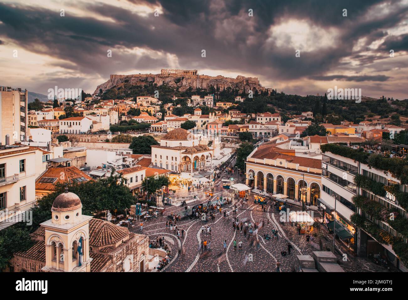 Vue panoramique aérienne de la place Monastiraki et de l'Acropole au coucher du soleil à Athènes en Grèce Banque D'Images