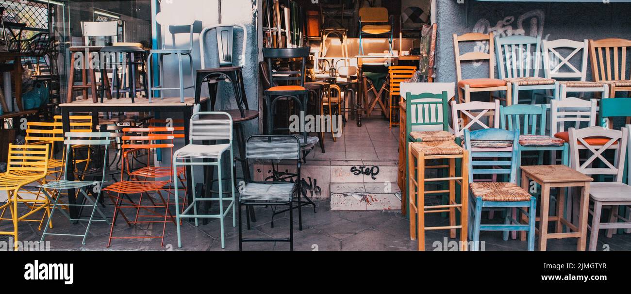 Vieilles chaises colorées dans une boutique d'occasion Banque D'Images