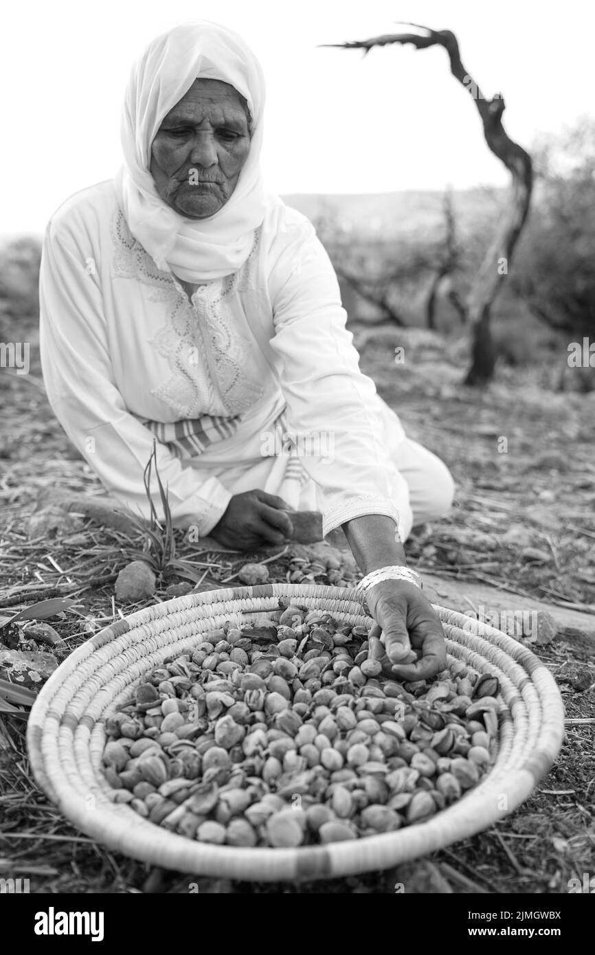 Portrait de la vieille femme berbère en robe traditionnelle Banque D'Images