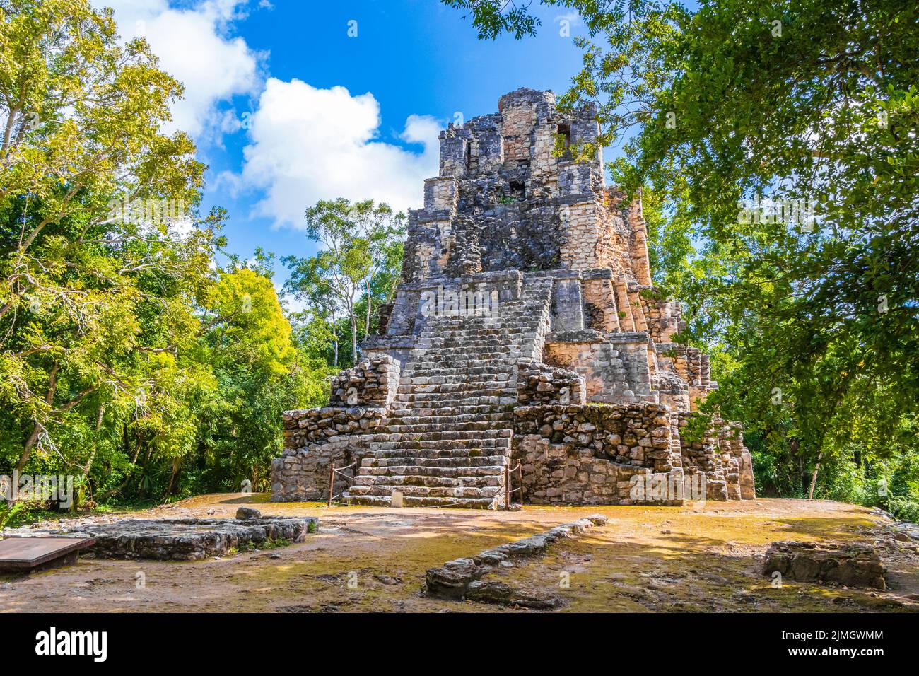 Site maya antique avec les ruines du temple pyramides artefacts Muyil Mexique. Banque D'Images