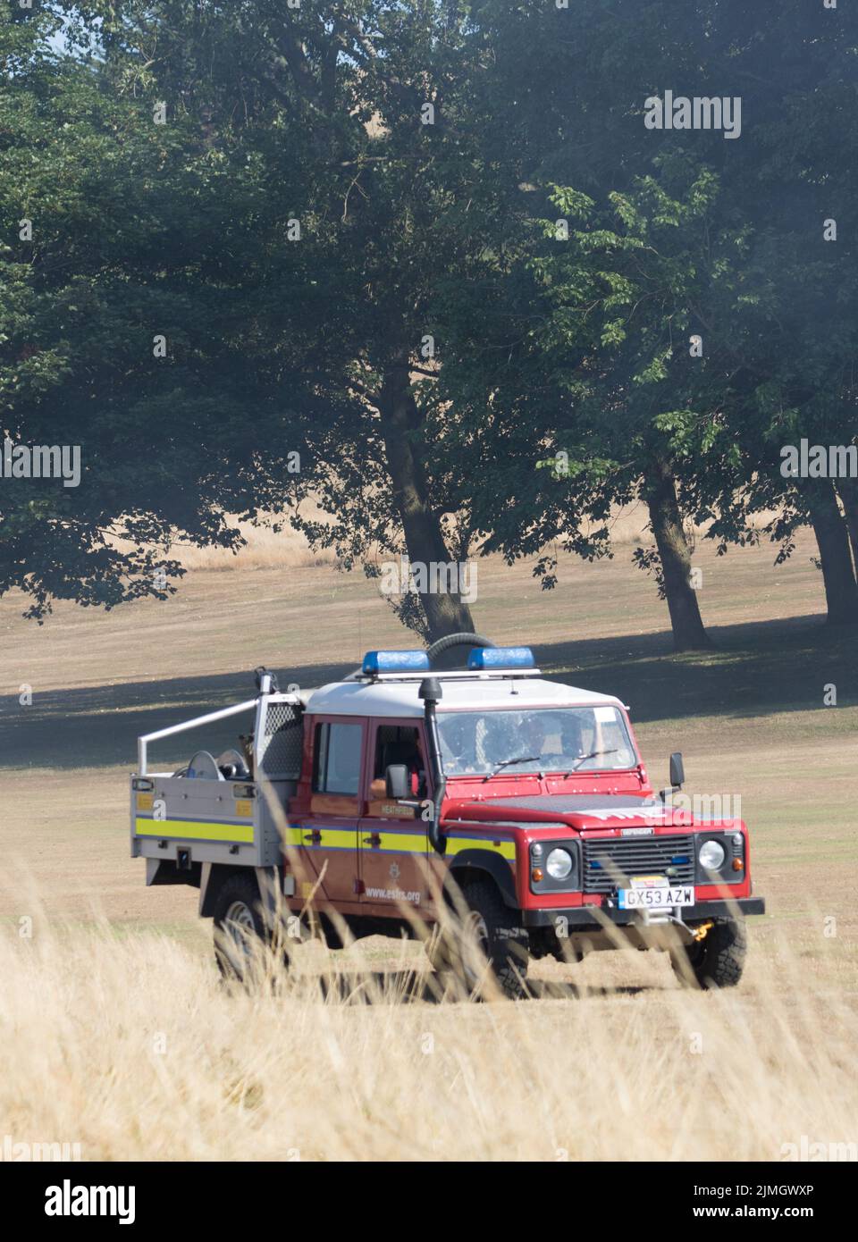 Seaford, East Sussex, Royaume-Uni. Le 2022 août. Les services d'urgence réagissent aux incendies sur la lande autour du parcours de golf Seaford Head, cause inconnue actuellement. Credit: Newspics UK South/Alamy Live News Banque D'Images