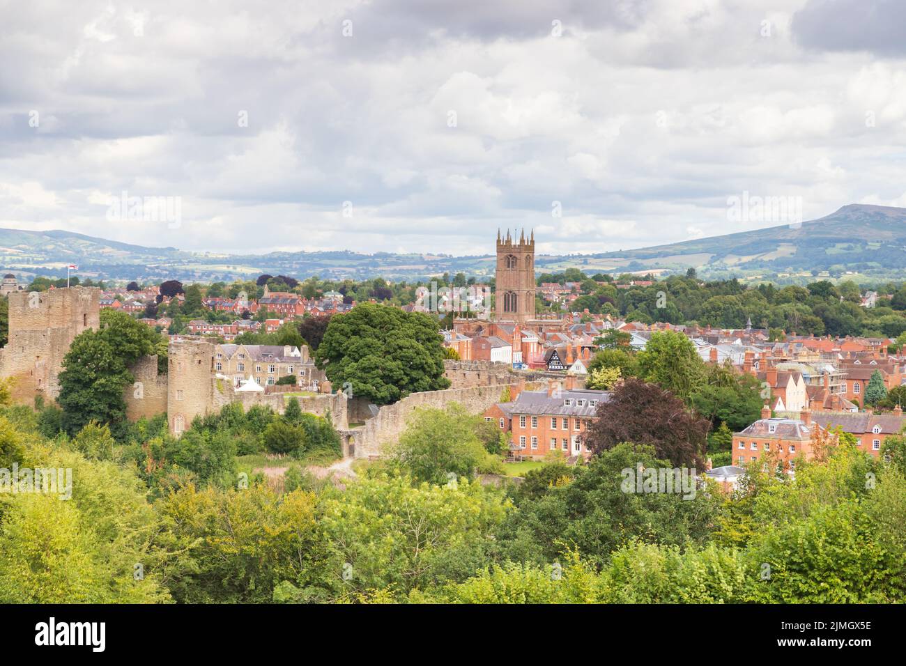 Vue sur la ville de marché de Ludlow, dans le Shropshire, Royaume-Uni, montrant le château et l'église Saint-Laurent Banque D'Images