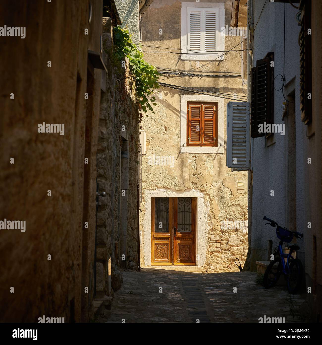 Historique pour la région Maison typique dans une ruelle dans la vieille ville de Krk en Croatie Banque D'Images
