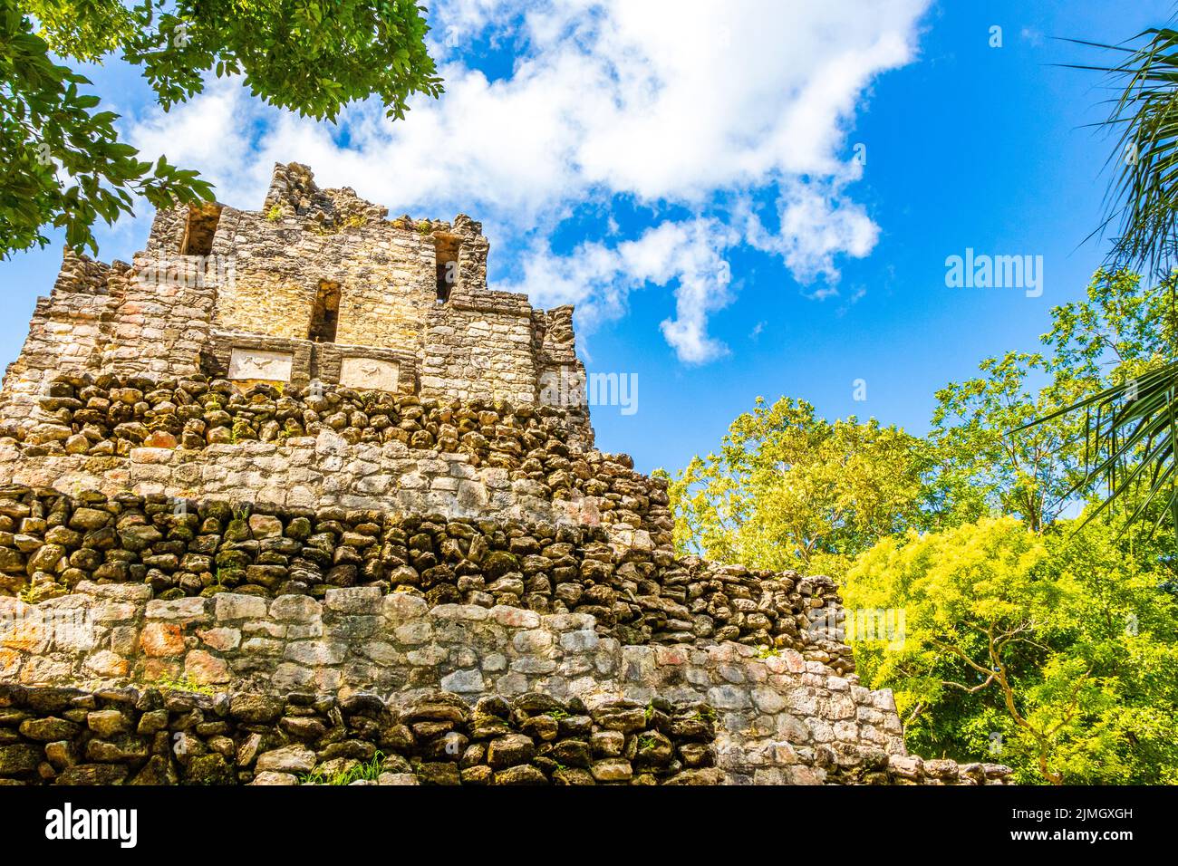 Site maya antique avec les ruines du temple pyramides artefacts Muyil Mexique. Banque D'Images