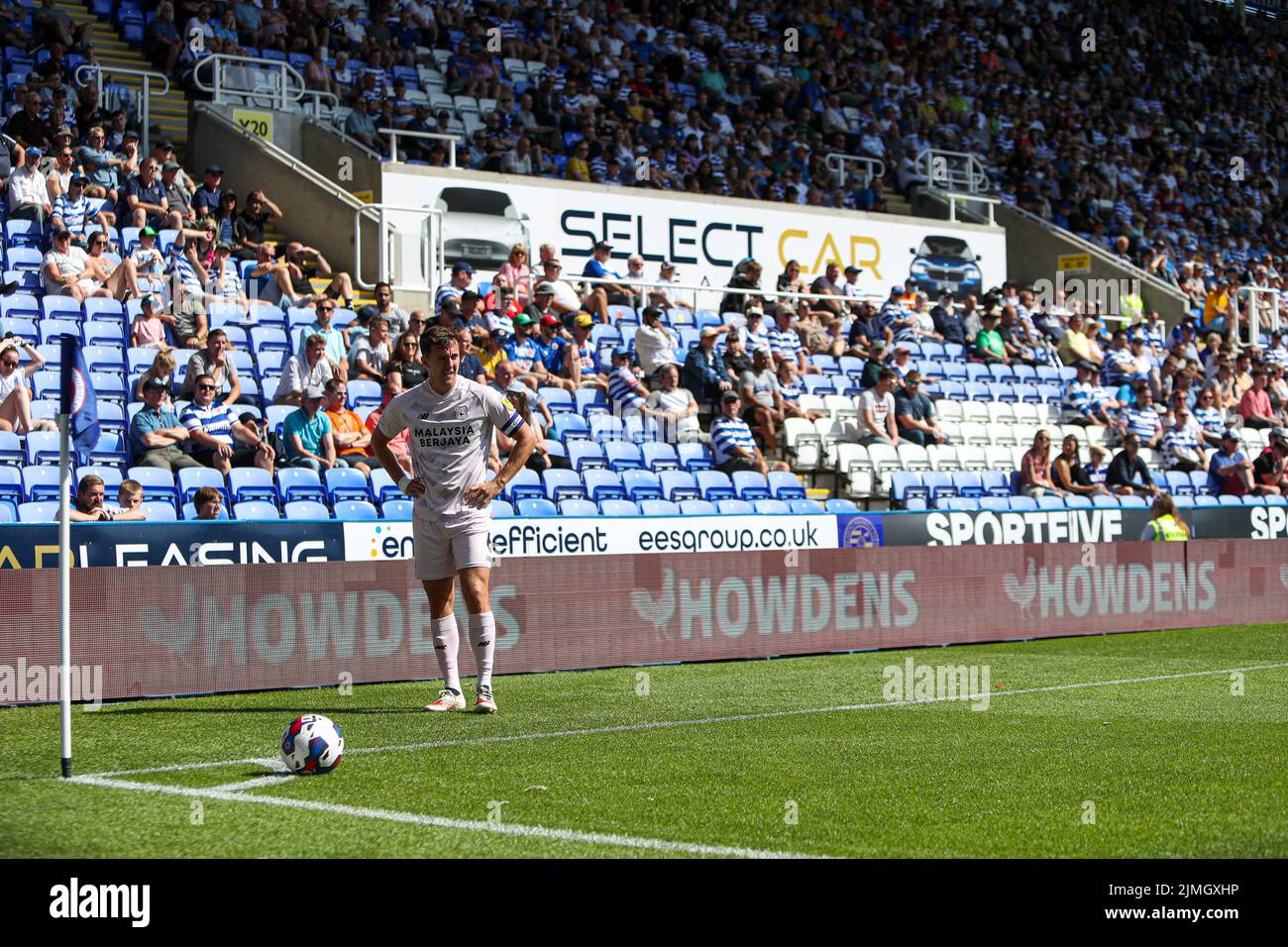 Ryan Wintle, de Cardiff City, se prépare à prendre un virage lors du match du championnat Sky Bet au Select car Leasing Stadium, Reading. Date de la photo: Samedi 6 août 2022. Banque D'Images