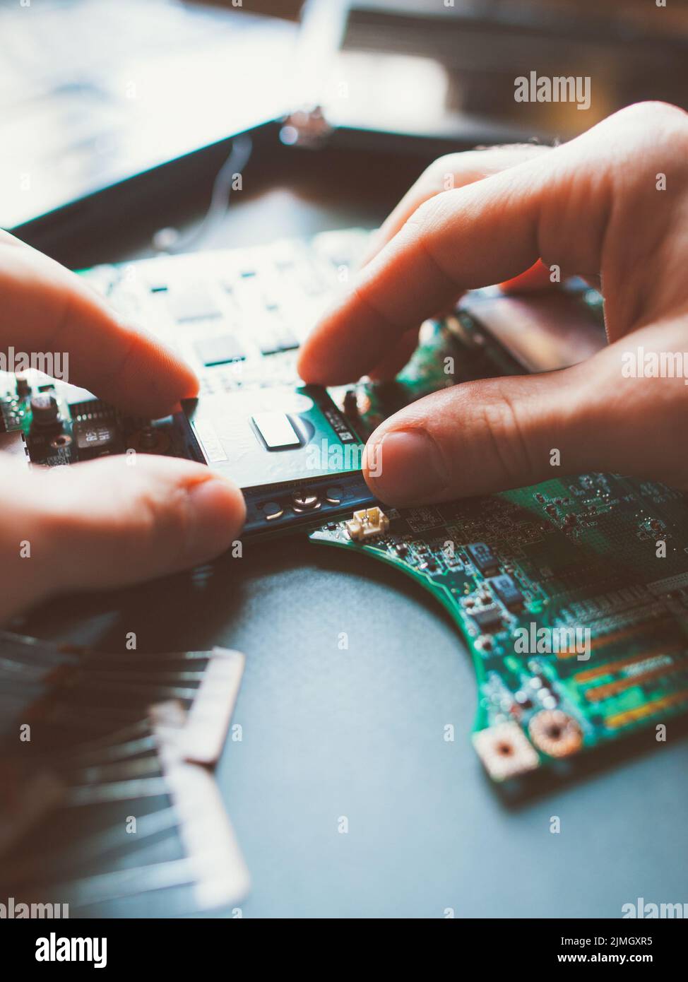 ingénieur de maintenance du matériel installant le processeur Banque D'Images