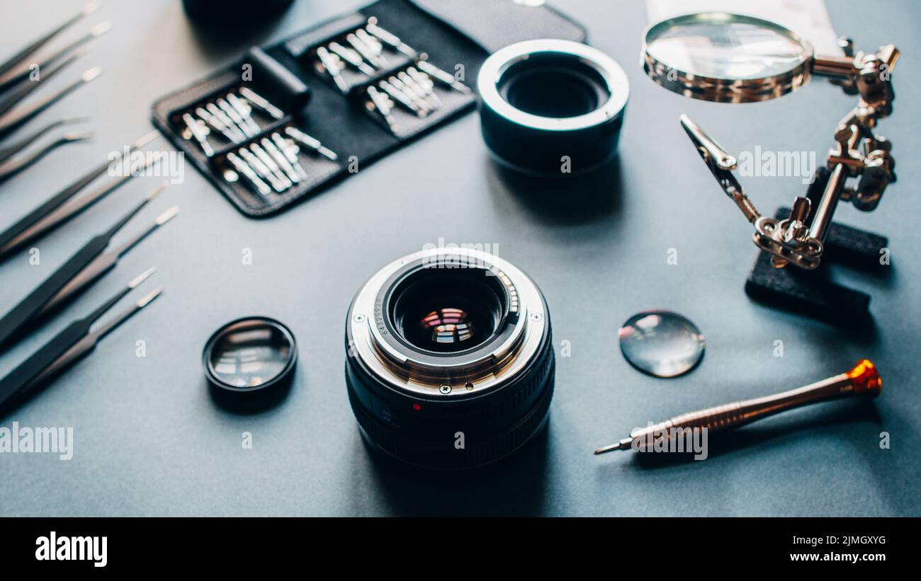 concevoir des outils de réparation d'objectif pour appareil photo en atelier Banque D'Images