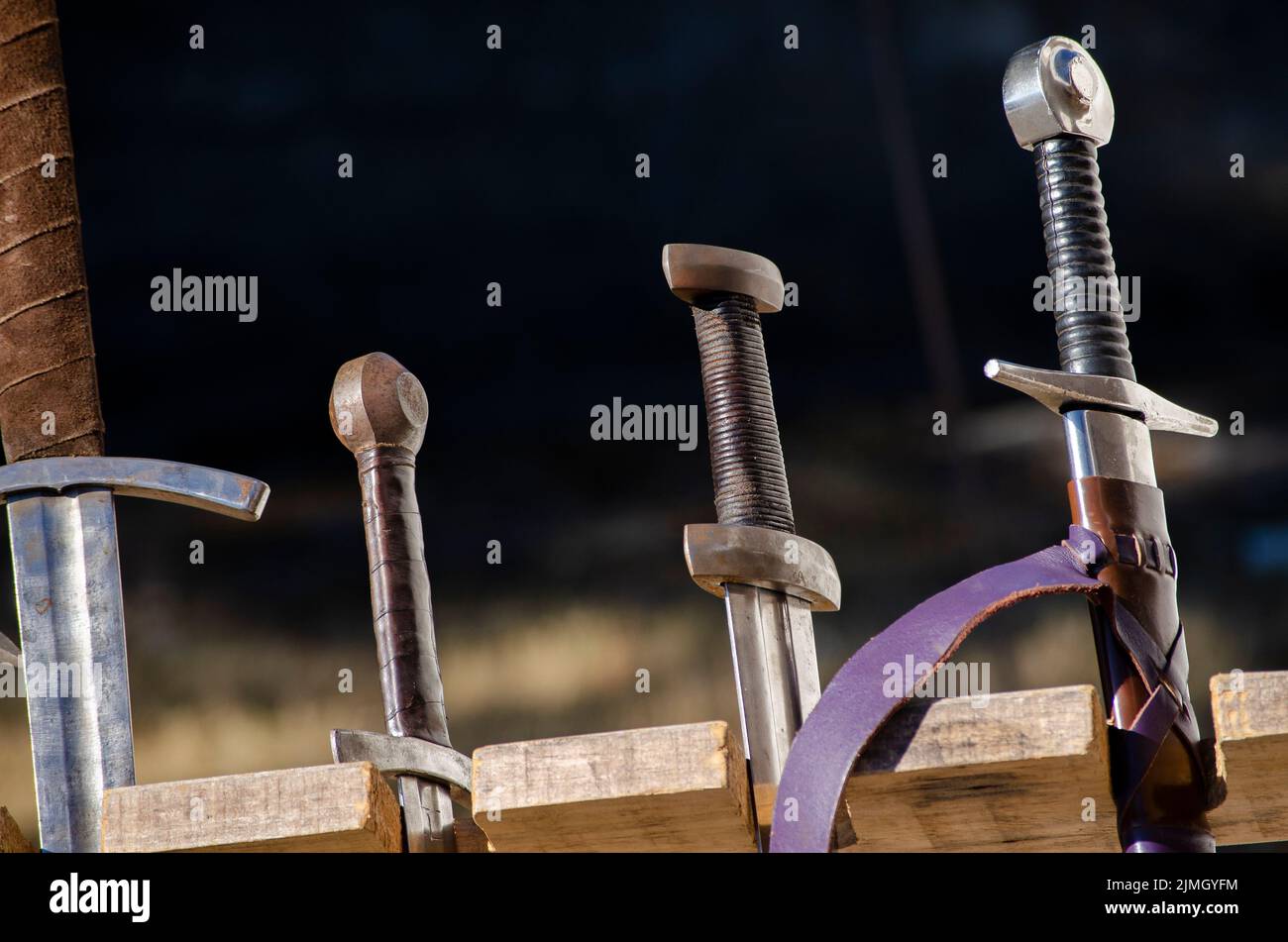 les épées médiévales pour les costumes historiques de reconstitution Banque D'Images