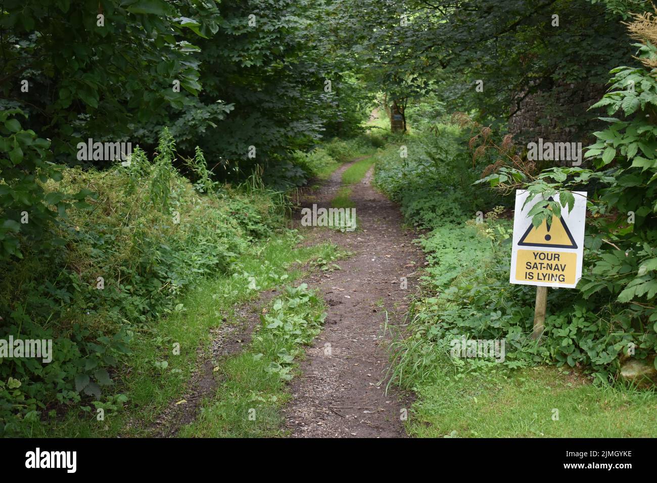Un panneau dans le Lake District: 'Votre GPS est couché'. Banque D'Images