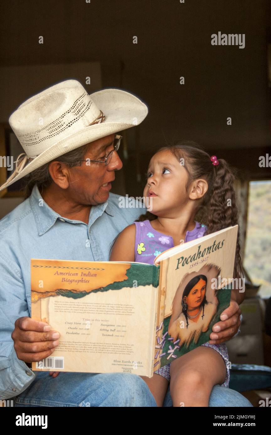 Le grand-père américain d'origine lit une histoire à sa petite-fille au sujet de Pocahontas. Réserve Shoshone Bannock, fort Hall, Idaho Banque D'Images