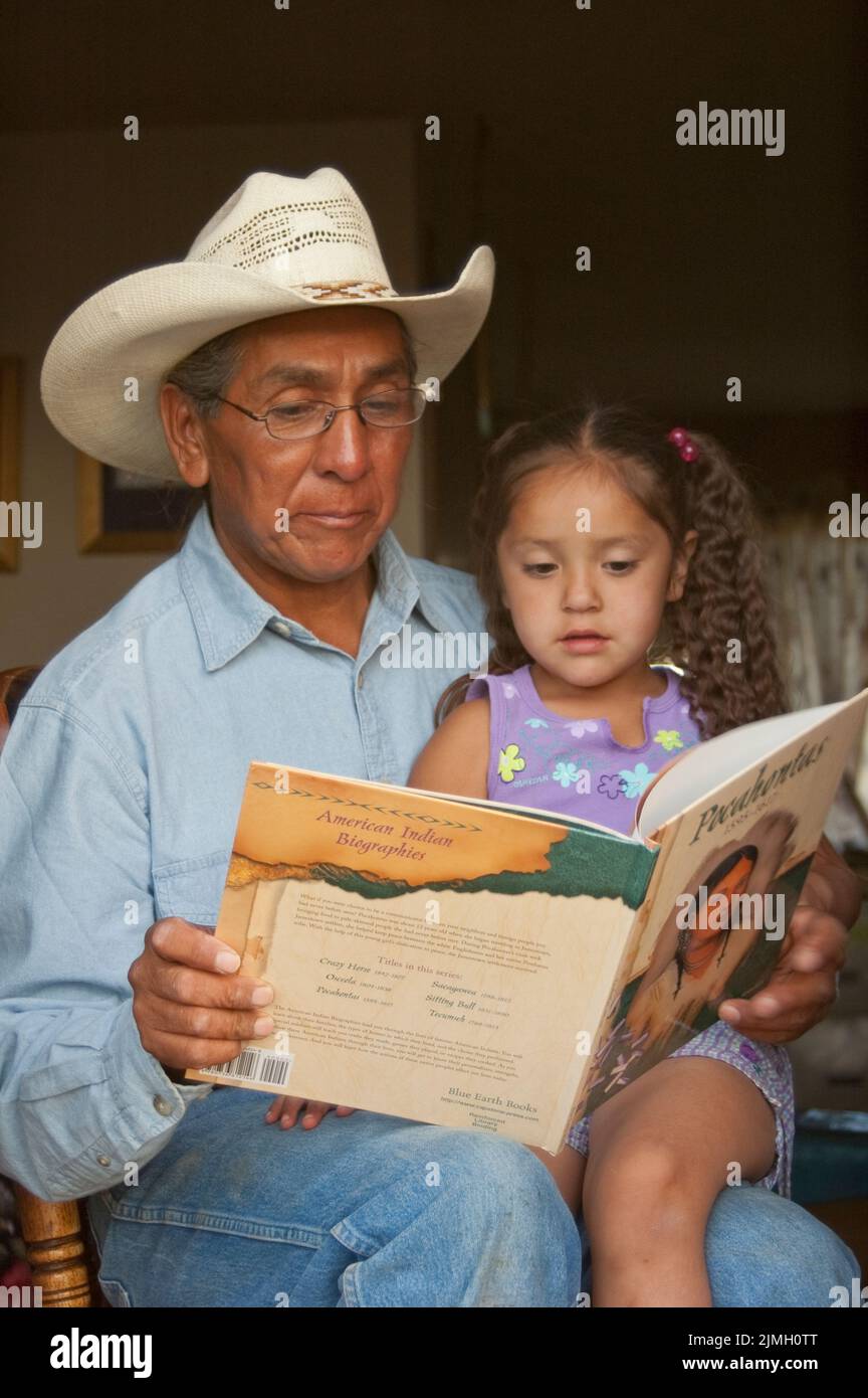 Grand-père lit une histoire d'un livre sur Pocahontas à sa petite-fille Banque D'Images