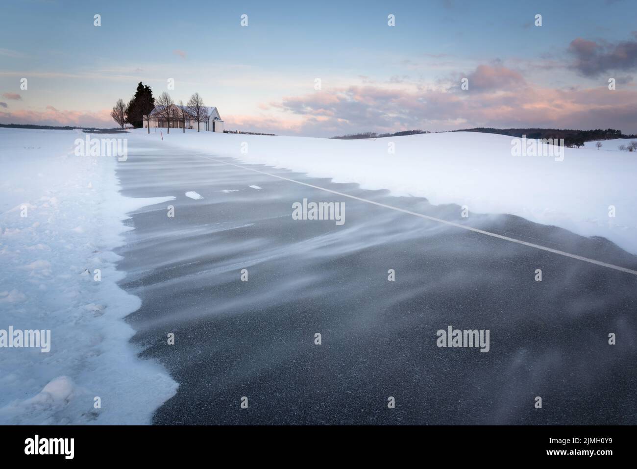 Dérive de neige en hiver sur une route de campagne en autriche Banque D'Images