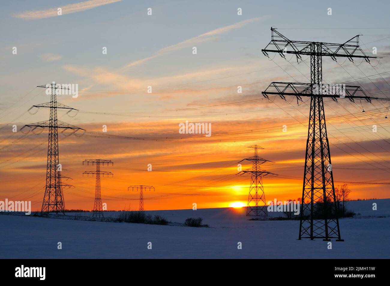 Fil électrique haute tension au coucher du soleil Banque D'Images