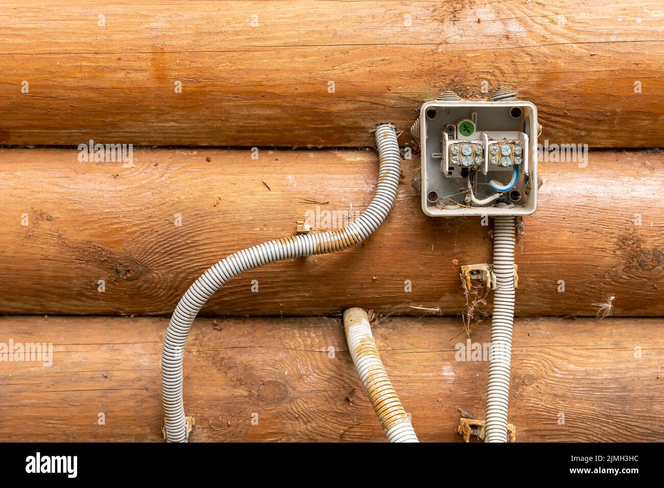 boîte de jonction avec fils électriques torsadés et soudés sur la maison murale Banque D'Images