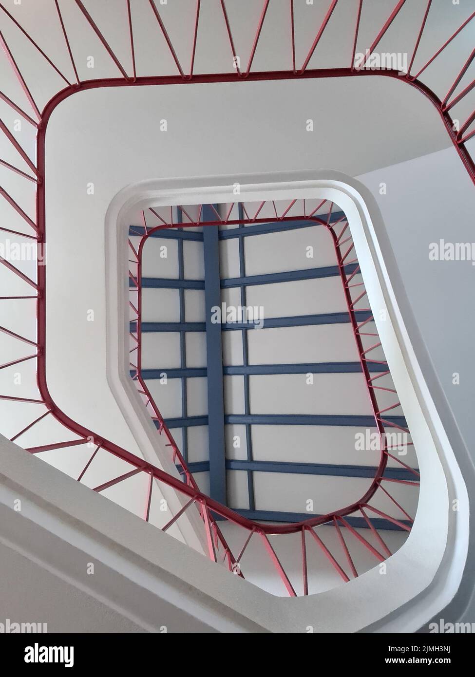 Escalier sinueux, escalier rouge bleu Banque D'Images