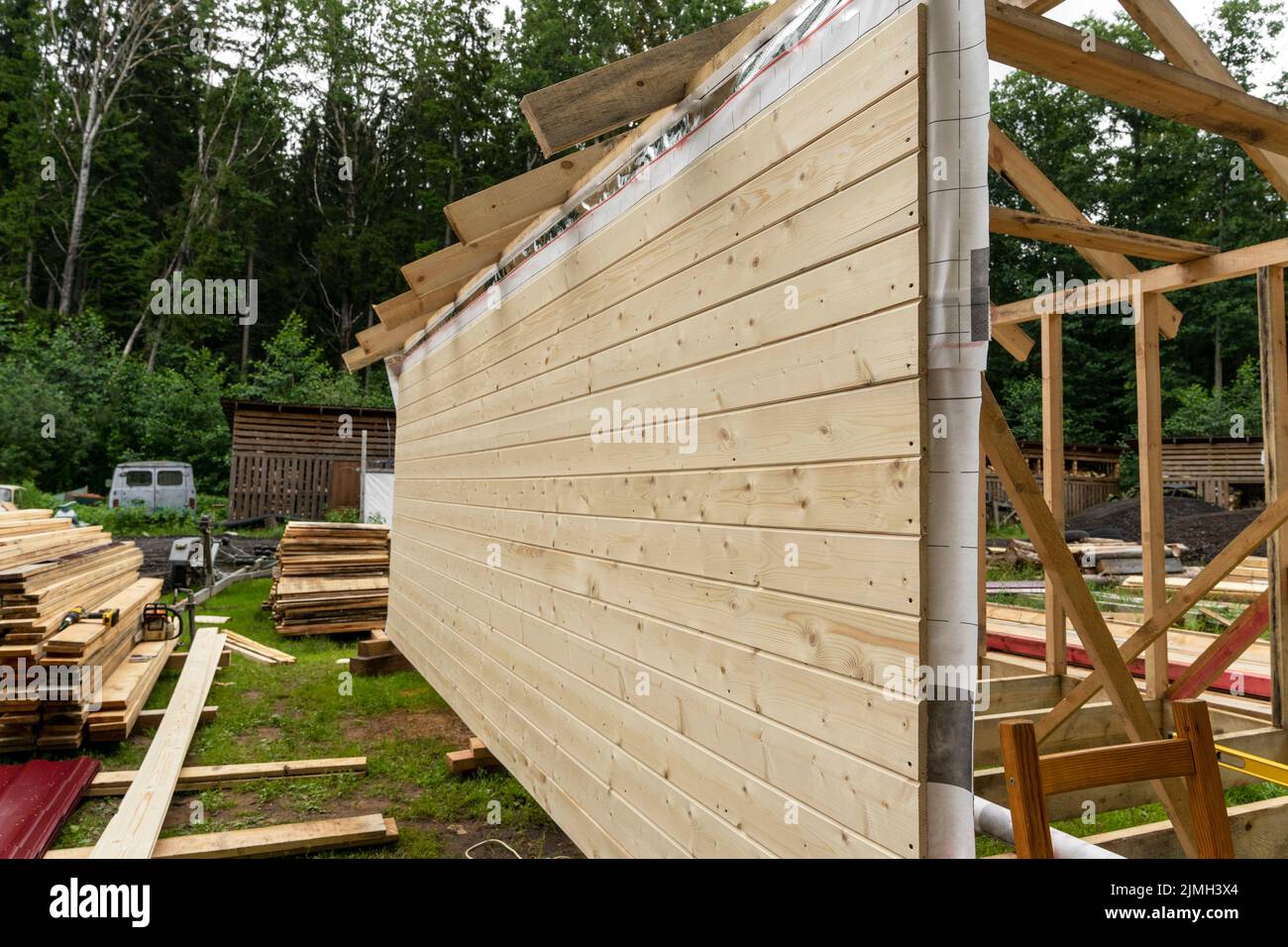 construction d'une maison de cadre. Maison en bois, nouveau toit Banque D'Images