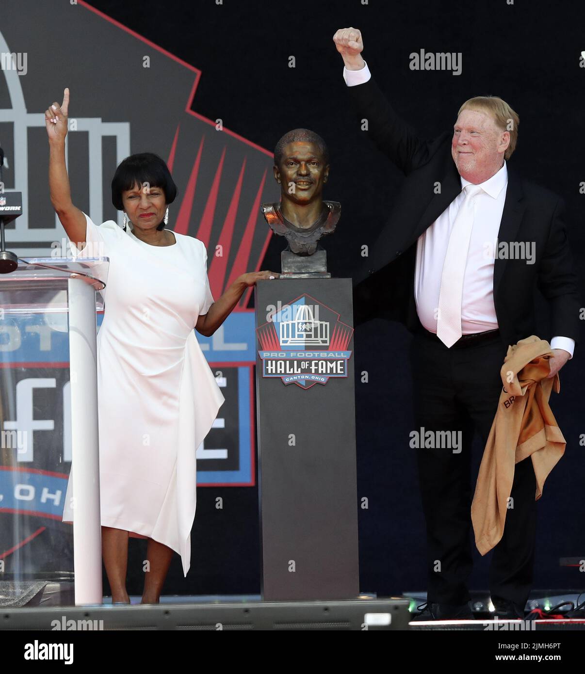 Canton, États-Unis. 06th août 2022. Elaine Anderson, (L) sœur de Cliff Branch, et Mark Davis, dévoilent le buste de Cliff Branch lorsqu'il est intronisé au Pro football Hall of Fame 2022 de Canton, Ohio, samedi, 6 août 2022. Photo par Aaron Josefczyk/UPI crédit: UPI/Alay Live News Banque D'Images