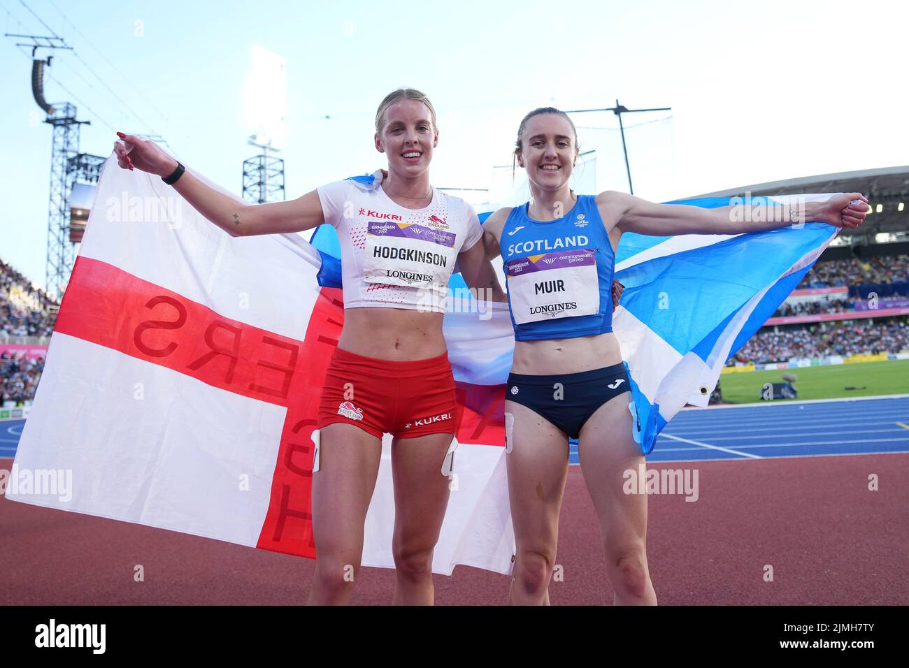 Keely Hodgkinson (à gauche), en Angleterre, célèbre l'argent tandis que Laura Muir, en Écosse, remporte le bronze après la finale des femmes de 800m au stade Alexander, le neuvième jour des Jeux du Commonwealth de 2022 à Birmingham. Date de la photo: Samedi 6 août 2022. Banque D'Images