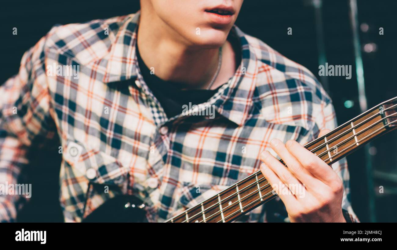 répétition de la vérification de son musicien guitare électrique Banque D'Images