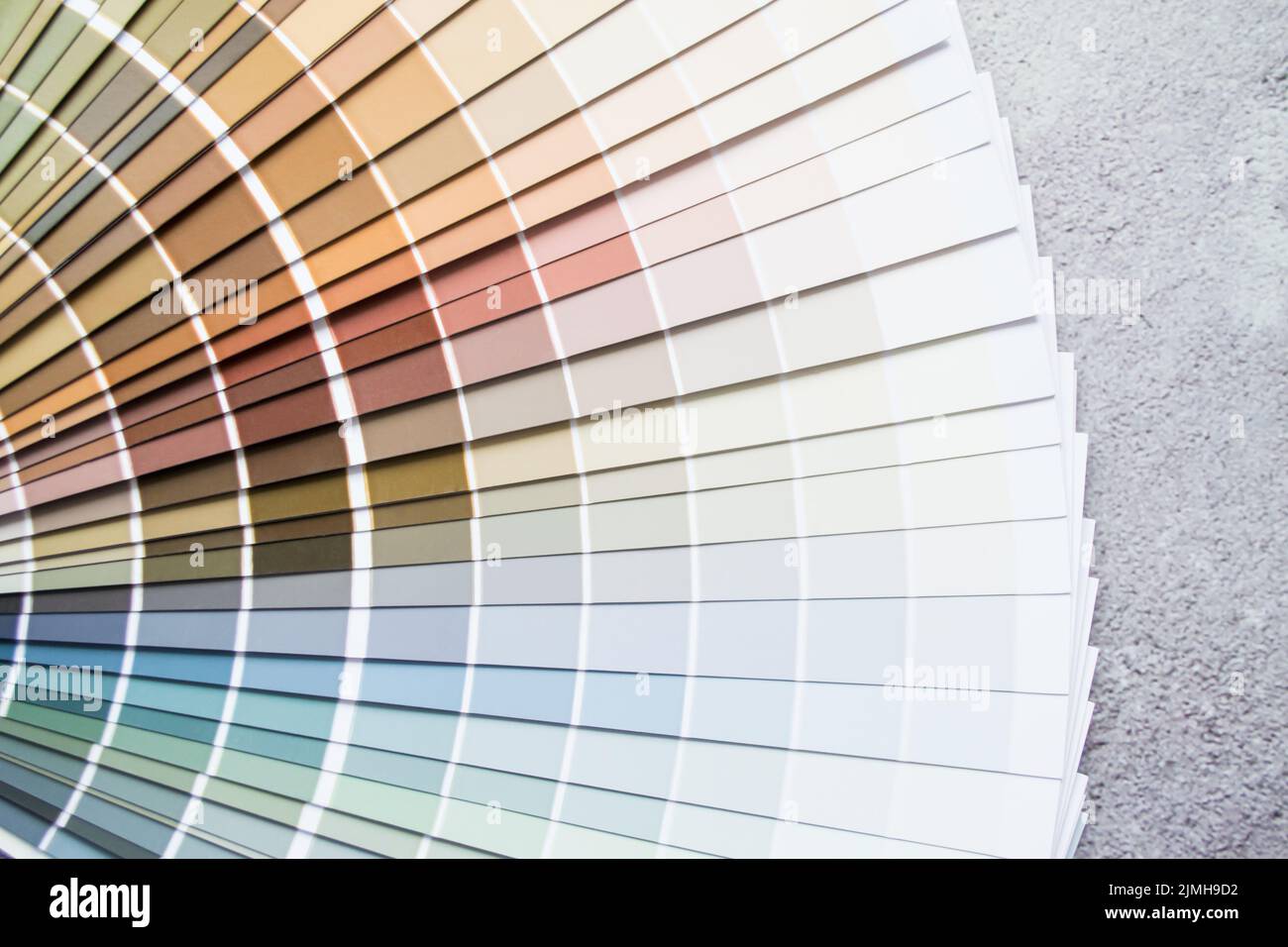 Échantillons de peinture multicolore - nuance de couleur pour le design intérieur. Fond gris fissuré en béton. Banque D'Images