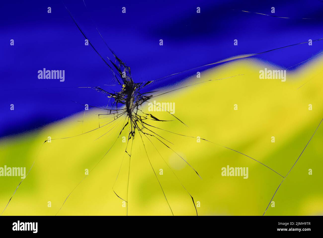 L'effet d'une fenêtre brisée sur le fond du drapeau ukrainien jaune et bleu. Banque D'Images