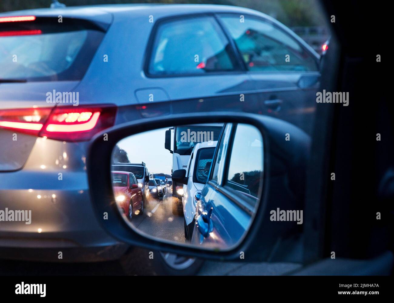 Fermeture complète sur l'autoroute A1, vue de la voiture dans le rétroviseur, Wuppertal, Allemagne Banque D'Images