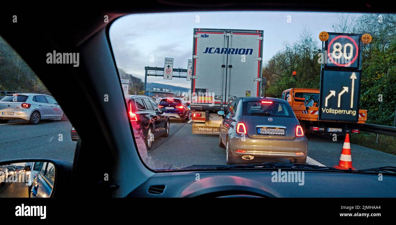 Fermeture complète sur l'autoroute A1, vue de la voiture, Wuppertal, Rhénanie-du-Nord-Westphalie, Allemagne Banque D'Images