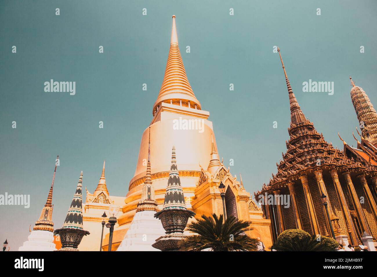 Wat Phra Kaeo, Temple du Bouddha d'émeraude et de l'accueil du Roi Thaï. Wat Phra Kaeo est un des plus fameux sites touristiques de Bangkok Banque D'Images