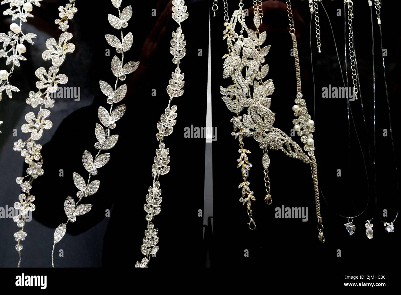 Une variété de bijoux de mariée dans la fenêtre d'une boutique de mariage. Banque D'Images