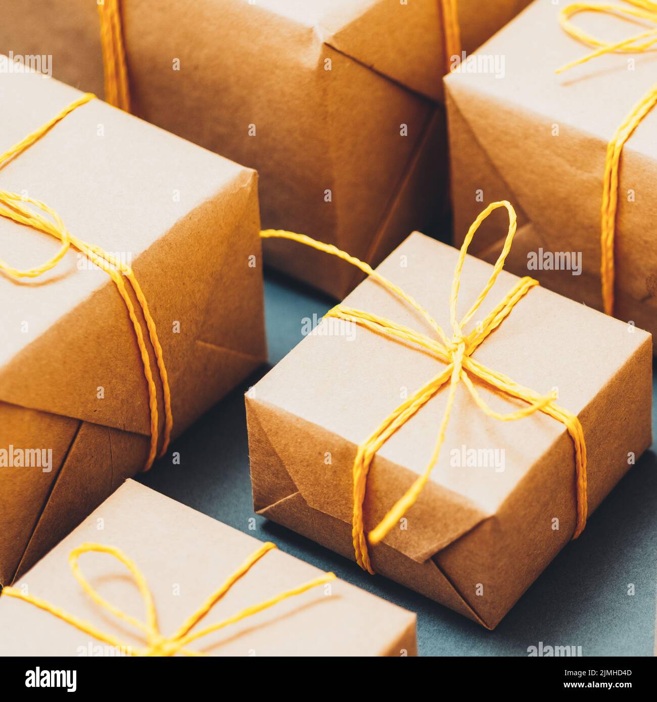 shopping en ligne beige boîtes bleu sage arrière-plan Banque D'Images