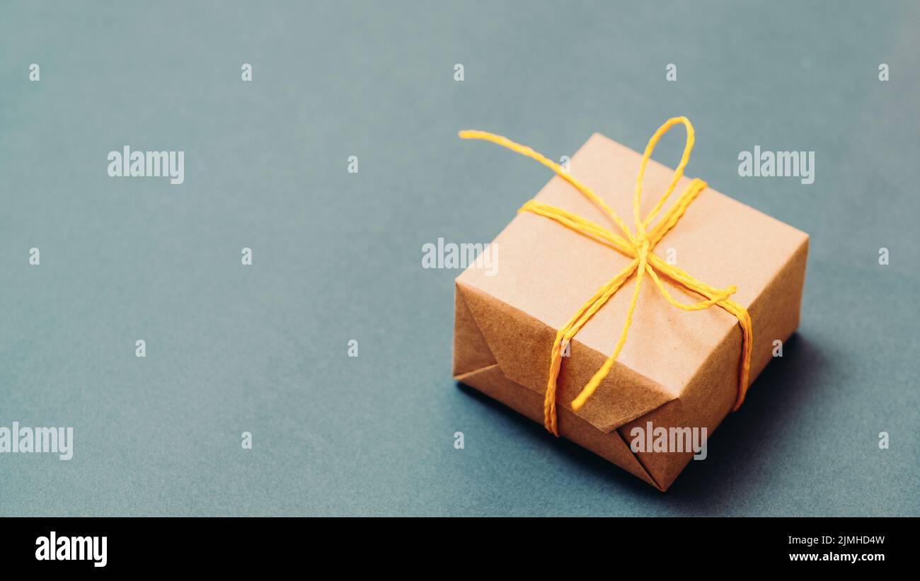 anniversaire présent boîte cadeau fond bleu sauge Banque D'Images