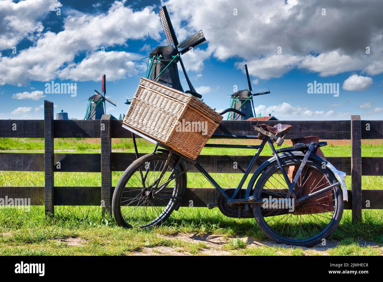 Vélo avec moulin à vent et fond bleu ciel.Paysage pittoresque à proximité d'Amsterdam aux pays-Bas. Banque D'Images