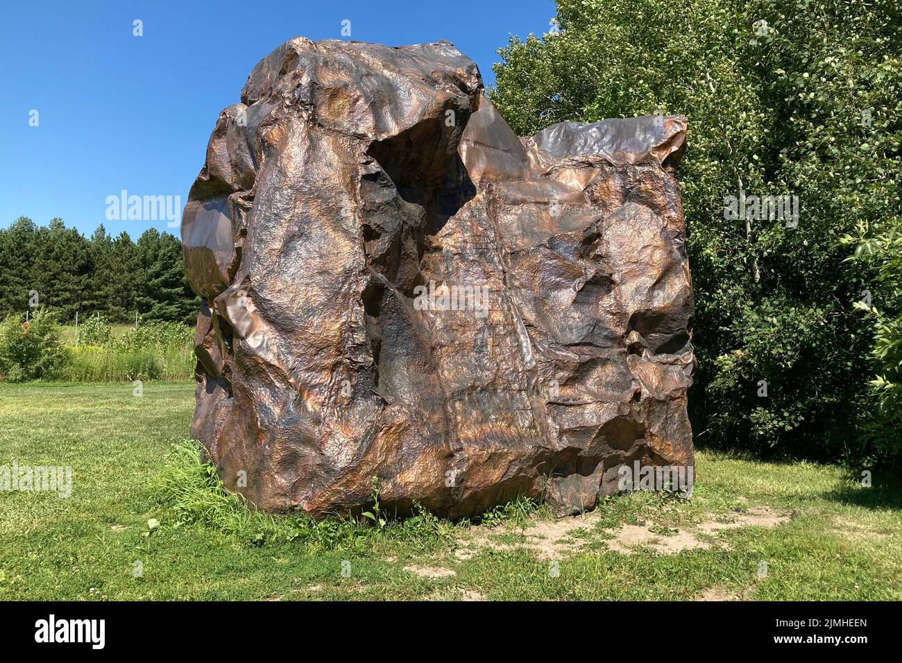 FRANCONIA, MN, Etats-Unis - 5 AOÛT 2022: Retour à Sender Sisyphis partie quatre au parc de sculptures de Franconia. Banque D'Images