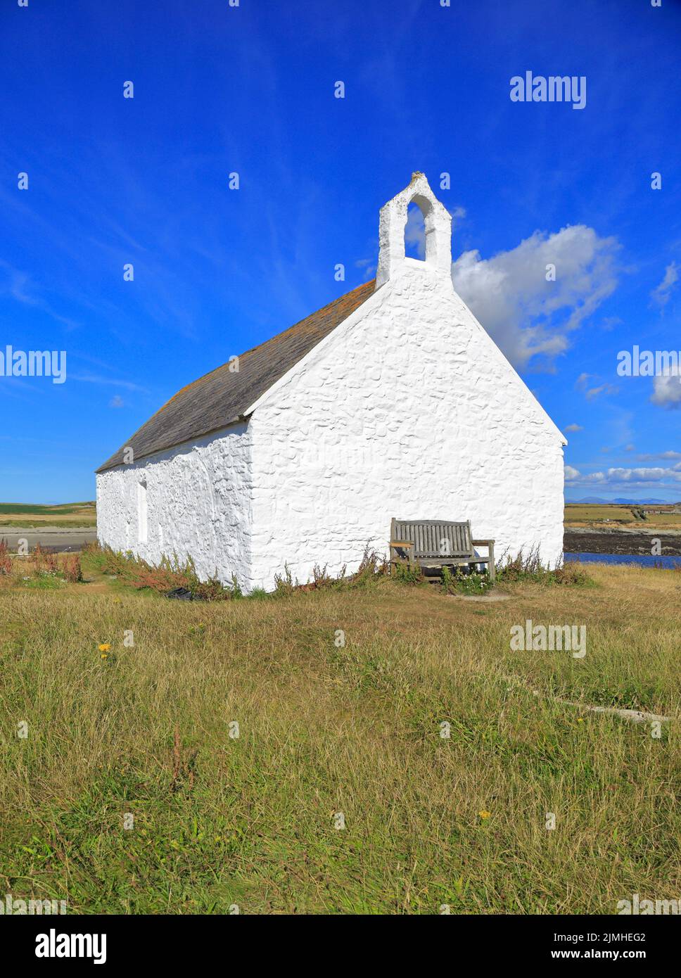 Église Saint-Cwyfan à Porth Cwyfan à marée basse, AberffRAW, Île d'Anglesey, Ynys mon, pays de Galles du Nord, ROYAUME-UNI. Banque D'Images