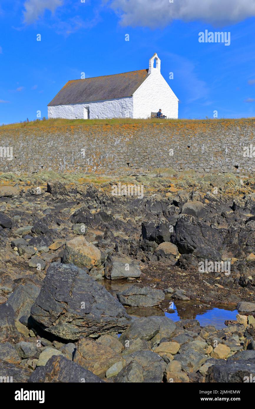 Église Saint-Cwyfan à Porth Cwyfan à marée basse, AberffRAW, Île d'Anglesey, Ynys mon, pays de Galles du Nord, ROYAUME-UNI. Banque D'Images