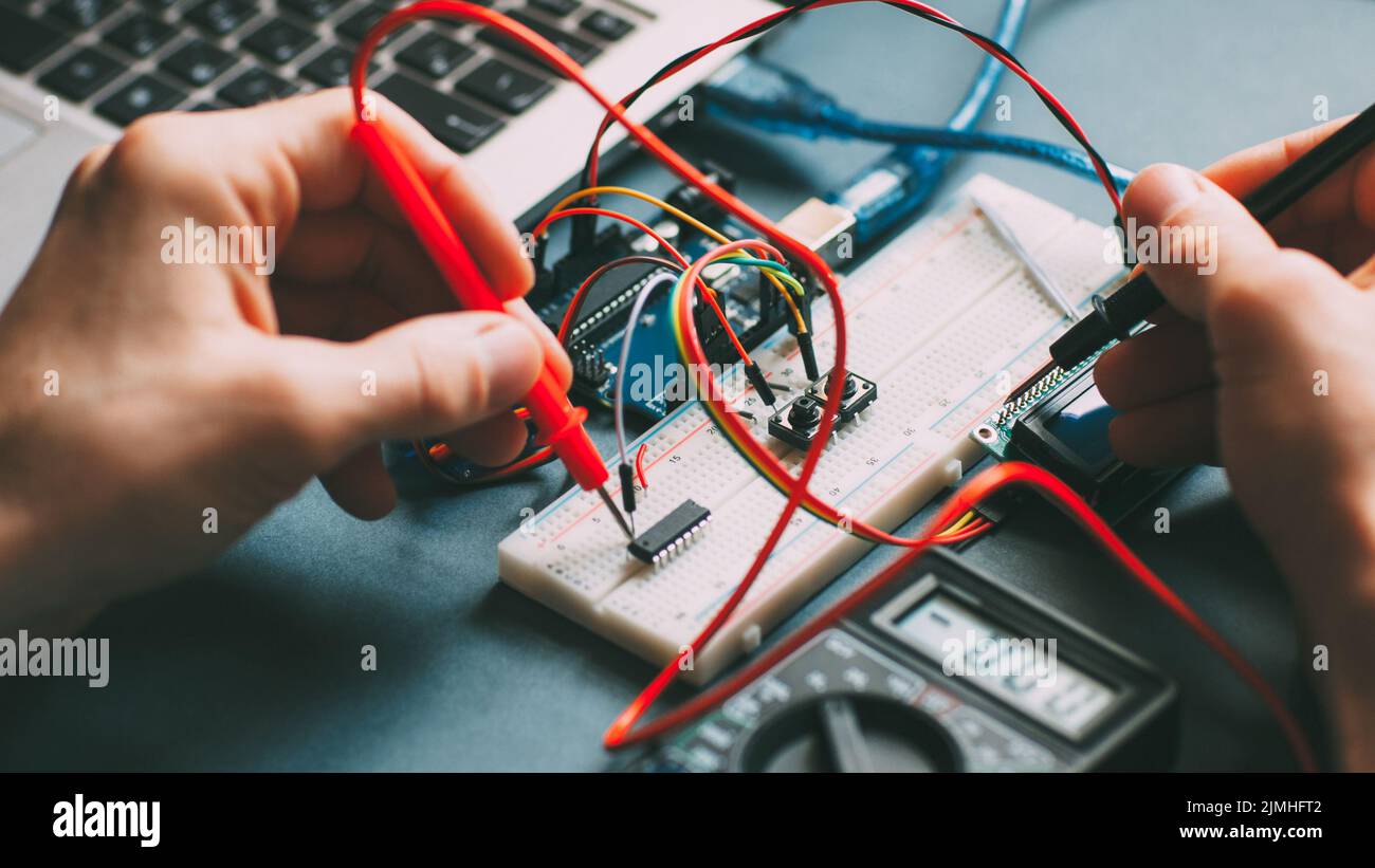 réaliser des tests sur le lieu de travail des composants électroniques Banque D'Images