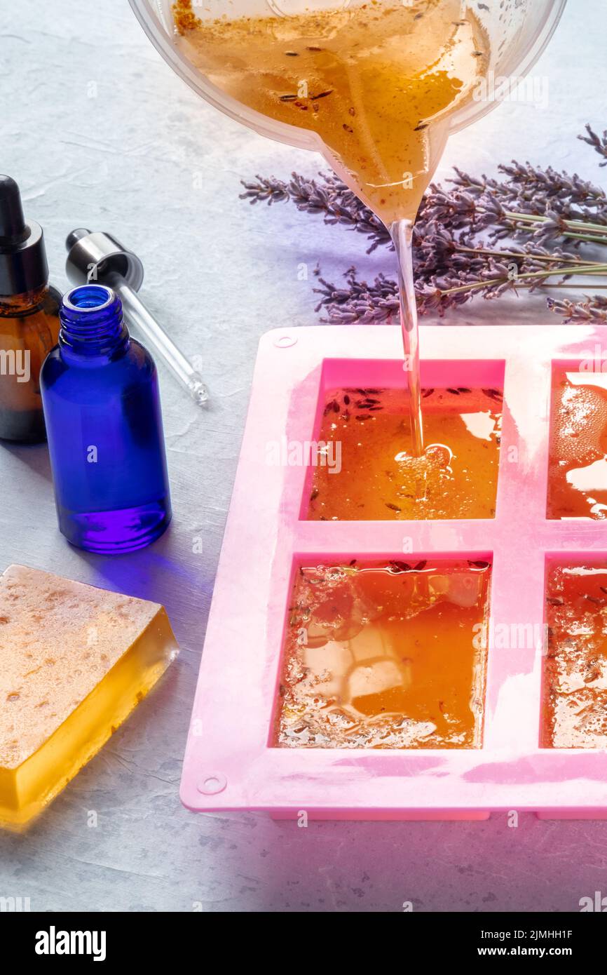Savon fait main, le processus de fabrication. Cosmétiques biologiques naturels de bricolage Banque D'Images