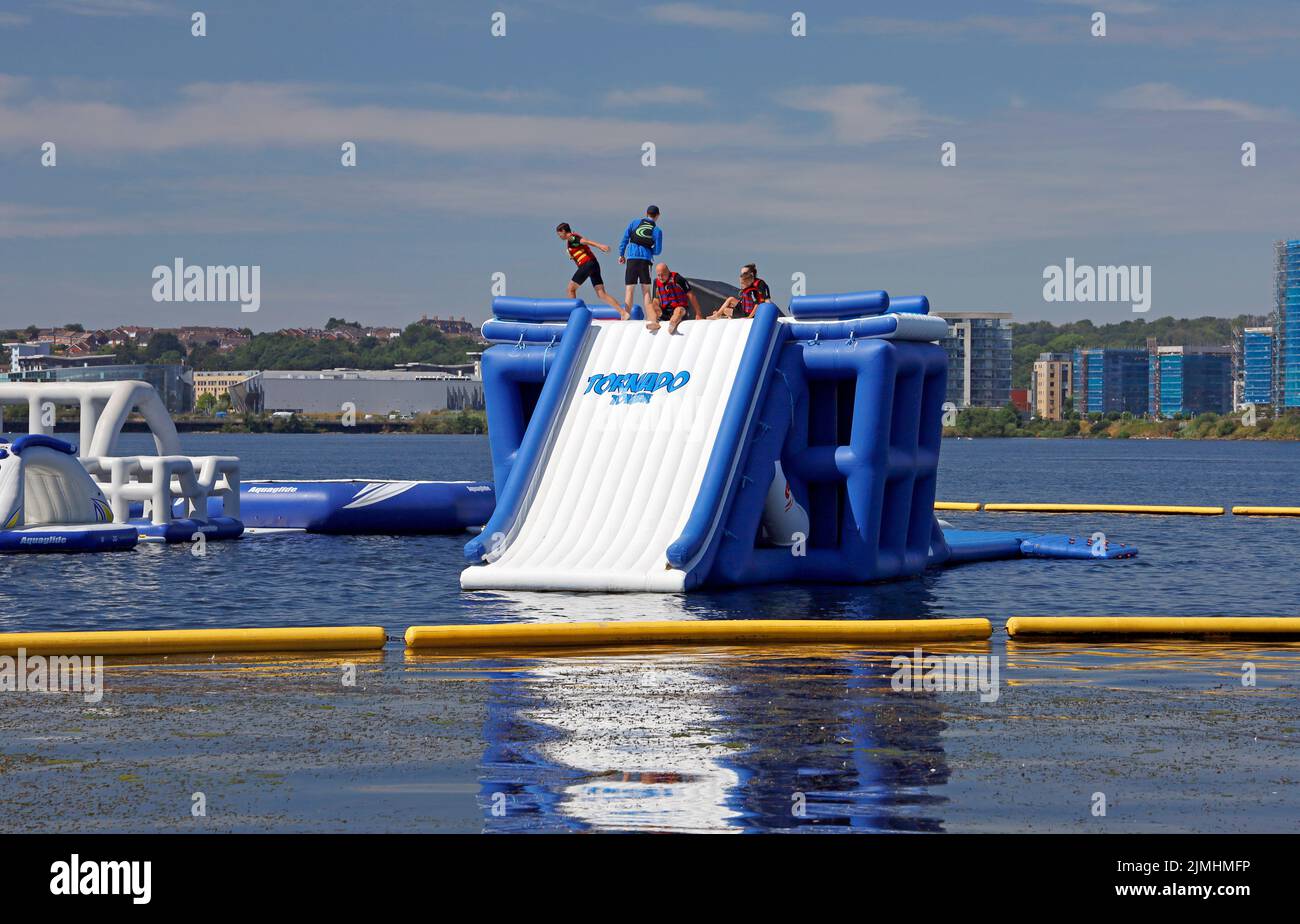 Parcours gonflable pour obstacles au parc aquatique Cardiff Aqua Park ...