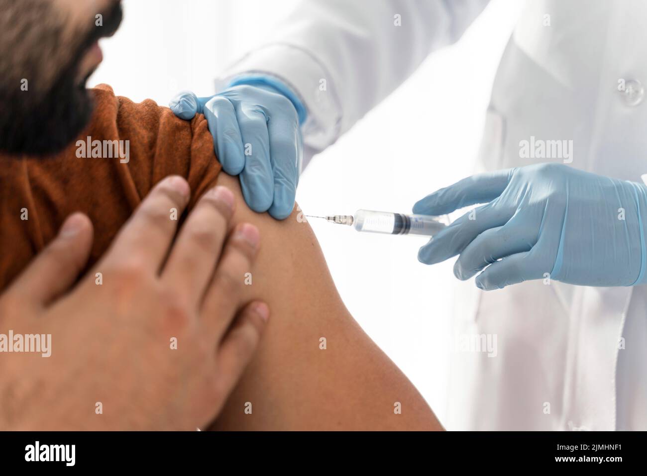 Homme vacciné par un médecin de près Banque D'Images